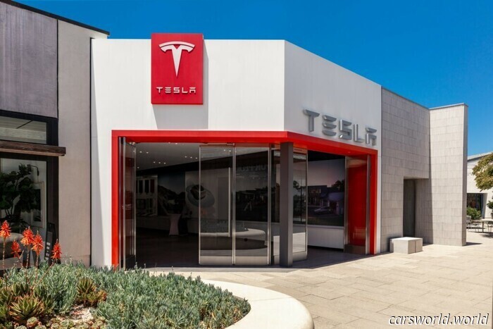 Una tienda Tesla es atacada con graffitis de "coches nazis" por un pirómano | Carscoops